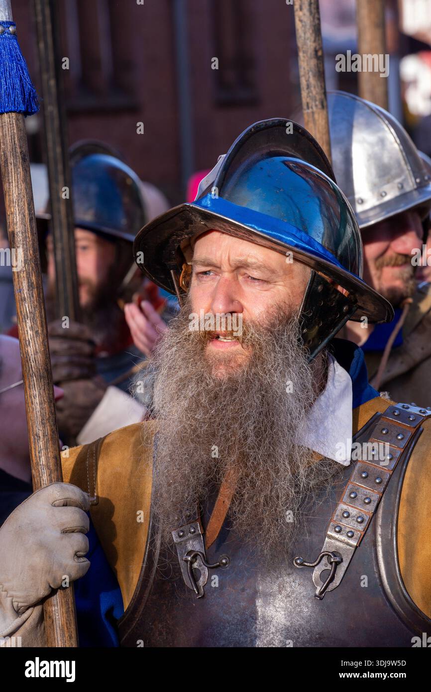 Rievocazione da parte della società sigillata dei nodi, della battaglia inglese della guerra civile di Nantwich. Combatté il 25 gennaio 1644 a Nantwich nel Cheshire in Inghilterra. Foto Stock