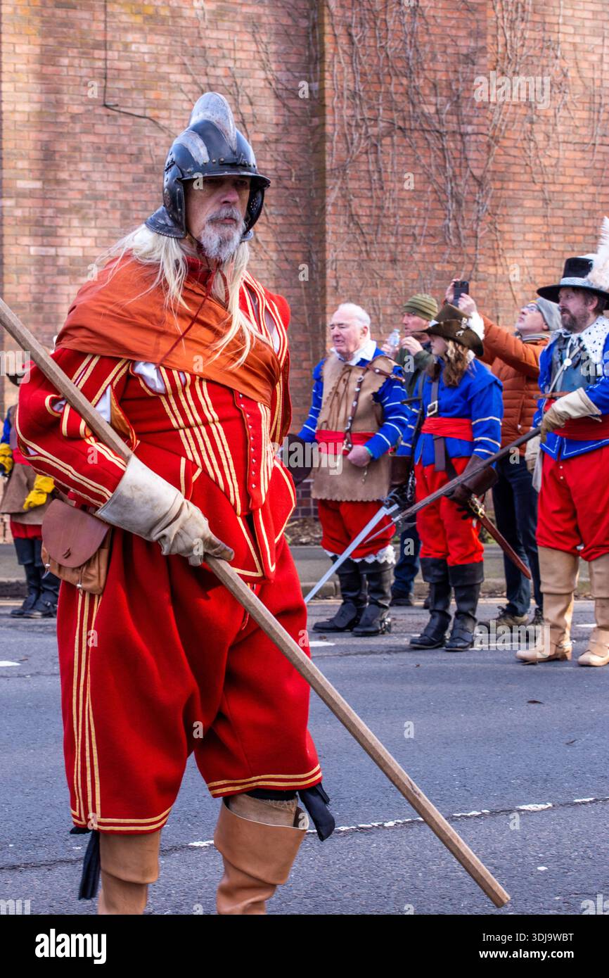 Rievocazione da parte della società sigillata dei nodi, della battaglia inglese della guerra civile di Nantwich. Combatté il 25 gennaio 1644 a Nantwich nel Cheshire in Inghilterra. Foto Stock