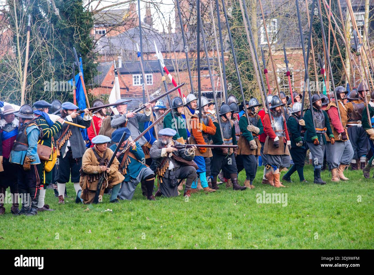 Rievocazione da parte della società sigillata dei nodi, della battaglia inglese della guerra civile di Nantwich. Combatté il 25 gennaio 1644 a Nantwich nel Cheshire in Inghilterra. Foto Stock
