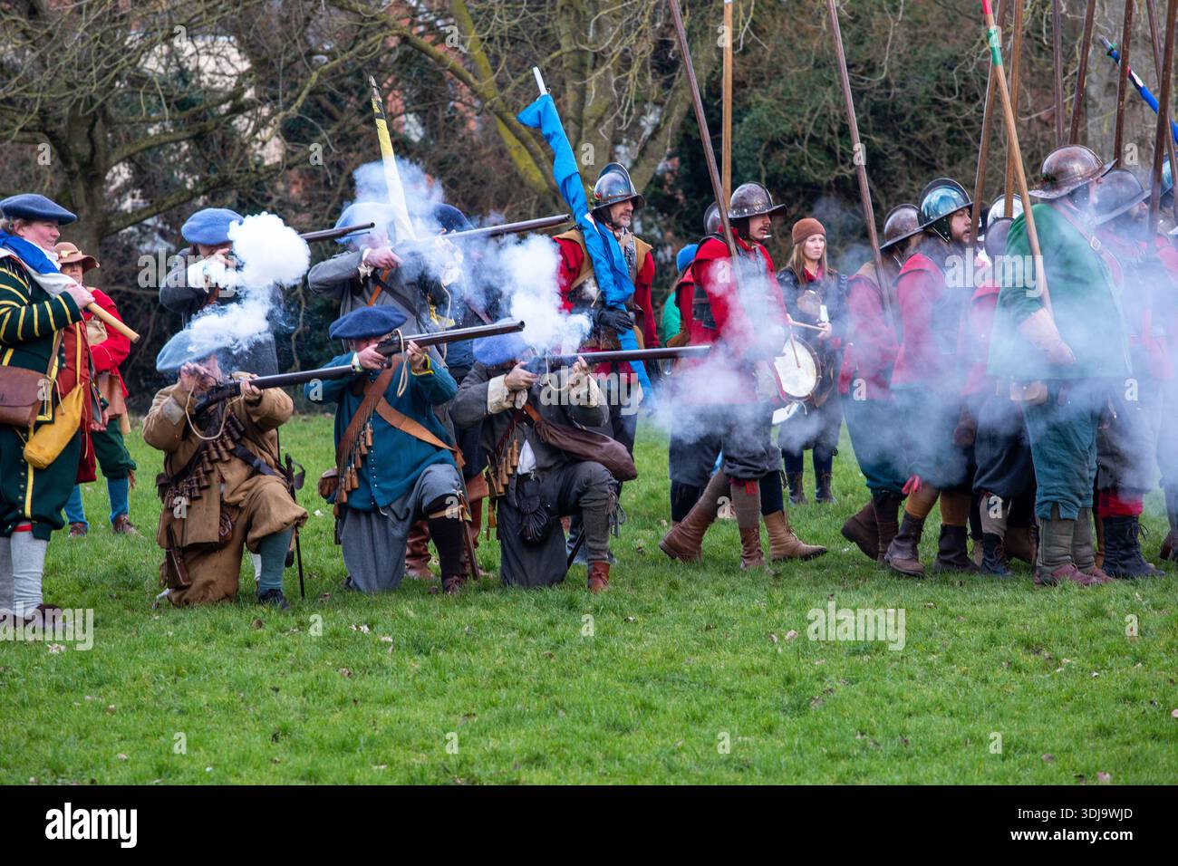 Rievocazione da parte della società sigillata dei nodi, della battaglia inglese della guerra civile di Nantwich. Combatté il 25 gennaio 1644 a Nantwich nel Cheshire in Inghilterra. Foto Stock