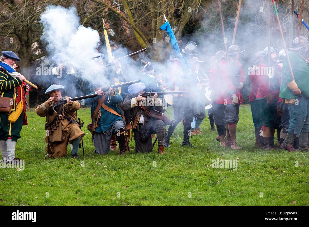 Rievocazione da parte della società sigillata dei nodi, della battaglia inglese della guerra civile di Nantwich. Combatté il 25 gennaio 1644 a Nantwich nel Cheshire in Inghilterra. Foto Stock