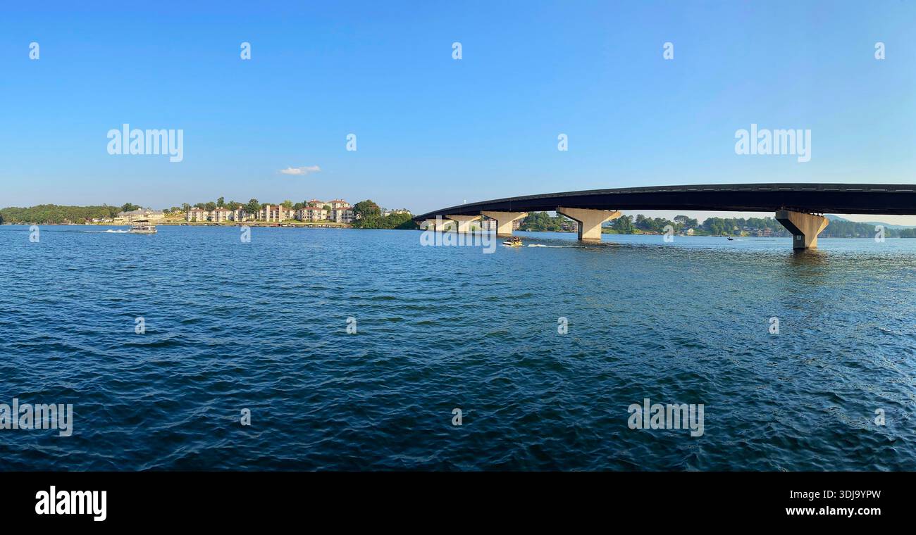 Ponte sul lago Hamilton a Hot Springs, Arkansas. Man Made Lake (impoundment) sulla Ouachita Rive nella contea di Garland. - Immagine stock catturata con smartphone