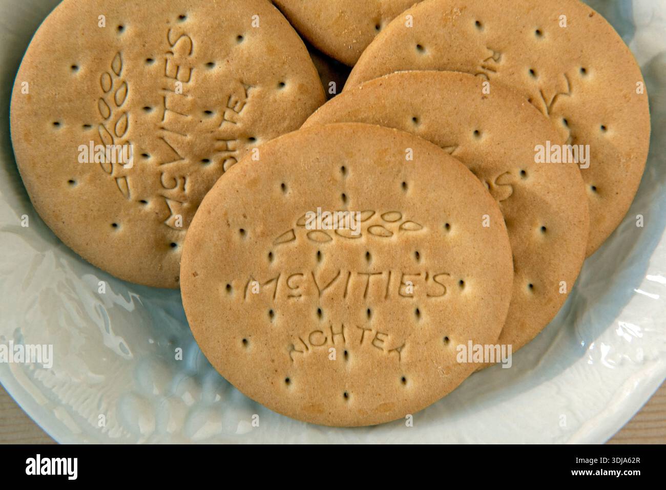 I ricchi biscotti da tè di McVities su piatto bianco Foto Stock