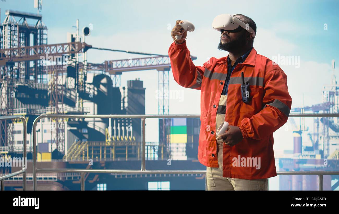 Operaio di piattaforme di perforazione offshore che supervisiona le operazioni di coperta utilizzando la simulazione della realtà virtuale, garantendo la conformità ai protocolli di sicurezza. Tecnico che esegue il controllo del carro di perforazione con occhiali VR, Foto Stock