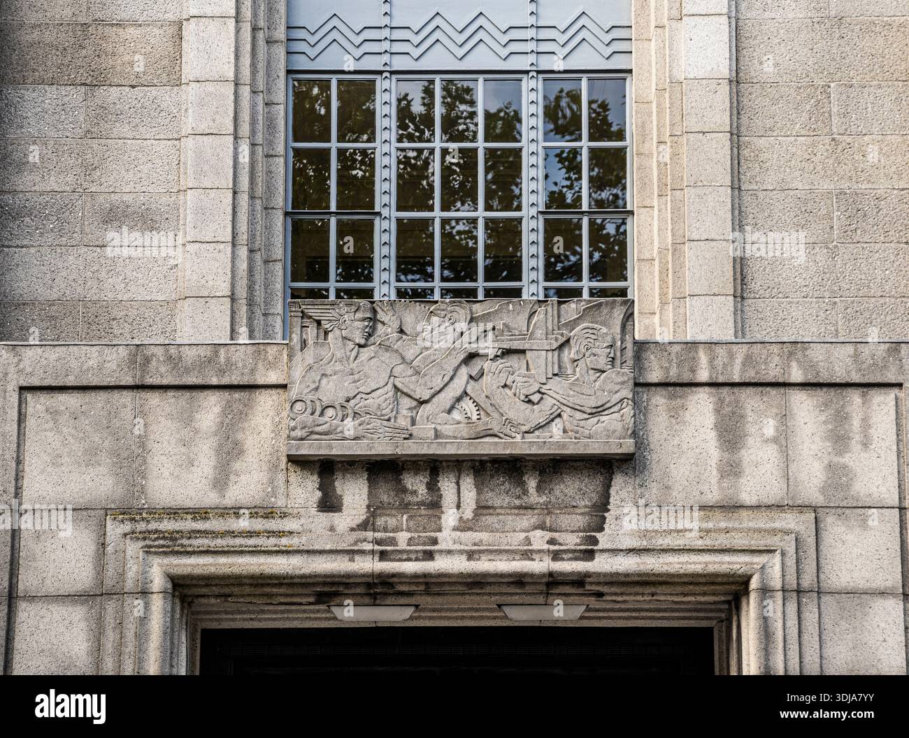 Sculture in bassorilievo dell'artista Gabriel Hayes che adornano la facciata del Dipartimento dell'industria e del commercio in Kildare Street, a Dublino, Irlanda Foto Stock