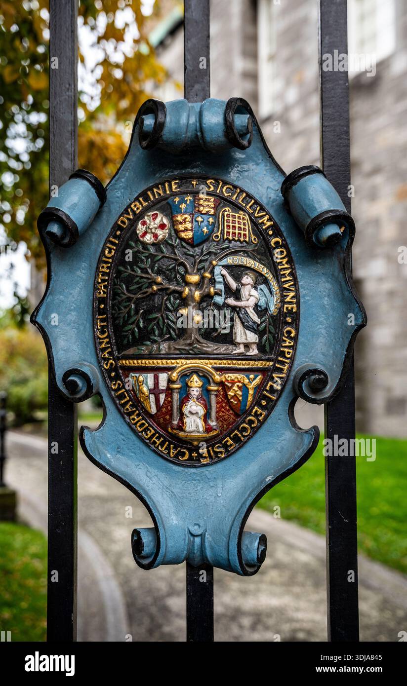Stemma ufficiale della Cattedrale di San Patrizio esposto sulle porte esterne, raffigurante San Patrizio con il personale pastorale, a Dublino, Irlanda Foto Stock