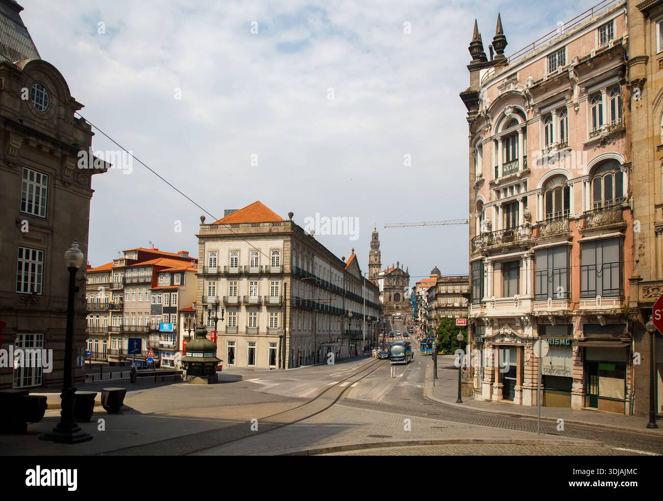 La via Rua de Trinta e um de Janeiro e la torre dei Clerigos nel centro di Porto, Portogallo Foto Stock