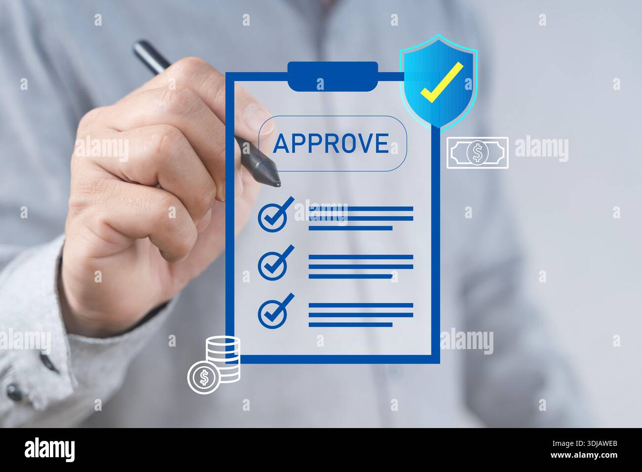 Mano che tiene la penna che approva il modulo della lista di controllo con l'icona dello scudo, concetto di conformità sicura, revisione delle revisioni, autorizzazione finanziaria, convalida del contratto A. Foto Stock