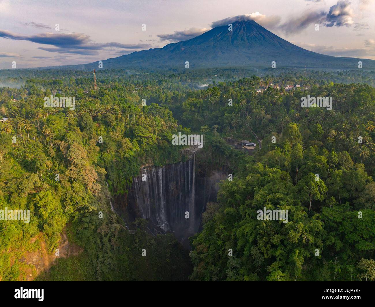 Vista aerea della cascata Tumpak Sewu con il vulcano Monte Semeru in lontananza, Giava Est, Indonesia Foto Stock