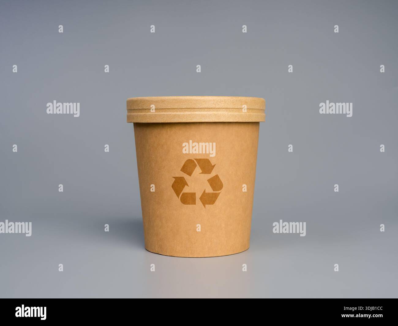 Tazza di carta ecocompatibile con simbolo di riciclaggio su sfondo grigio, che rappresenta la sostenibilità, l'imballaggio biodegradabile, la consapevolezza ambientale e il ze Foto Stock