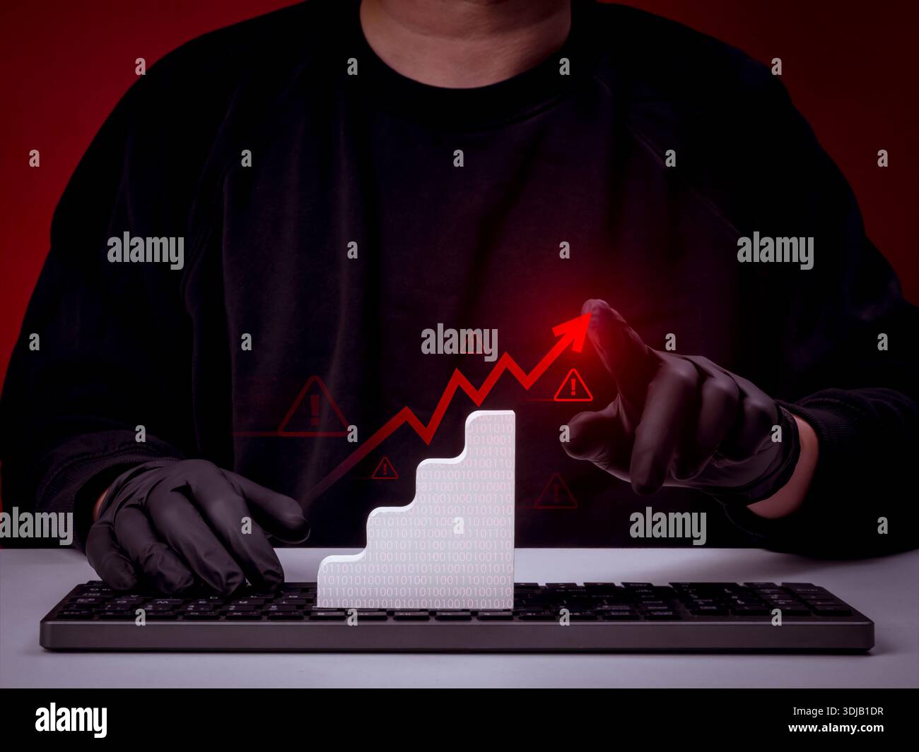 Il truffatore disegna una freccia rossa di crescita sul grafico digitale con segnali di avvertimento che simboleggiano l'aumento delle truffe online, delle frodi informatiche, degli attacchi di phishing e degli incrementi Foto Stock