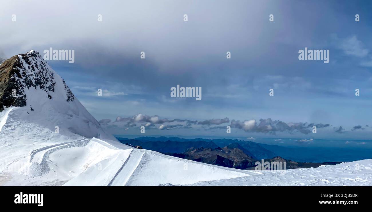 JUNGFRAUJOCH, SVIZZERA - 2 OTTOBRE 2021: Una vista mozzafiato ad alta quota dalla stazione di Jungfraujoch 'Top of Europe'. L'immagine presenta una Sha - Immagine stock catturata con smartphone