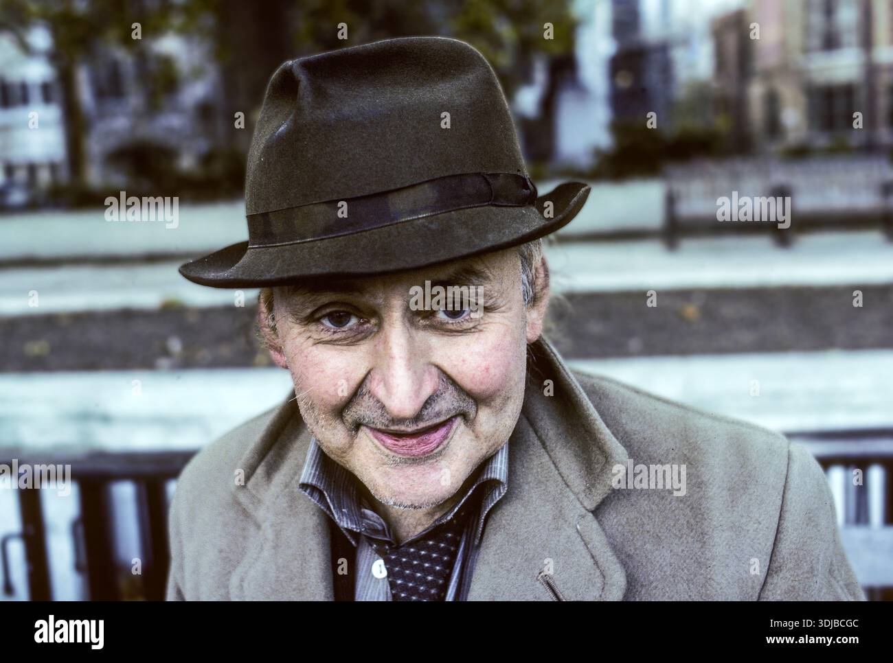 Londra, Regno Unito - 29 ottobre 1991: Ritratto di un uomo anziano dall'aspetto amichevole con cappello a Londra. Foto Stock