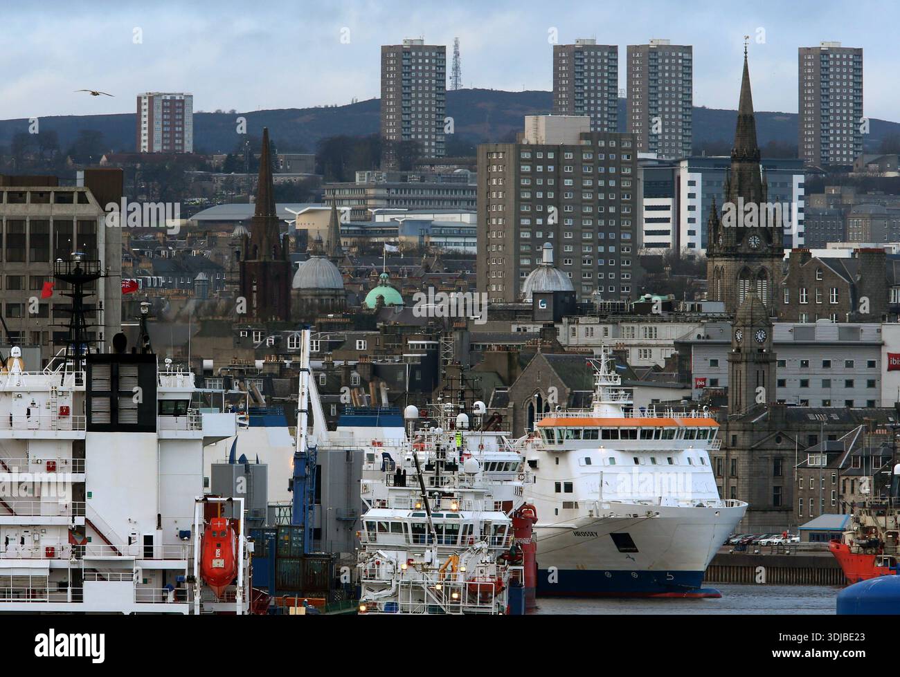 Foto datata 28/01/16, di Una vista generale del porto di Aberdeen. Un "cattivo rendimento” del tenore di vita ha comportato un calo del reddito disponibile nelle principali città scozzesi, come è stato rilevato da un rapporto. Una ricerca del Centre for Cities ha detto che Glasgow, Edimburgo, Dundee e Aberdeen hanno tutti visto un calo del reddito disponibile nel decennio dal 2013 - con il reddito disponibile in termini reali ad Aberdeen in calo quasi un quinto (18,8%). Data di pubblicazione: Lunedì 26 gennaio 2026. Foto Stock