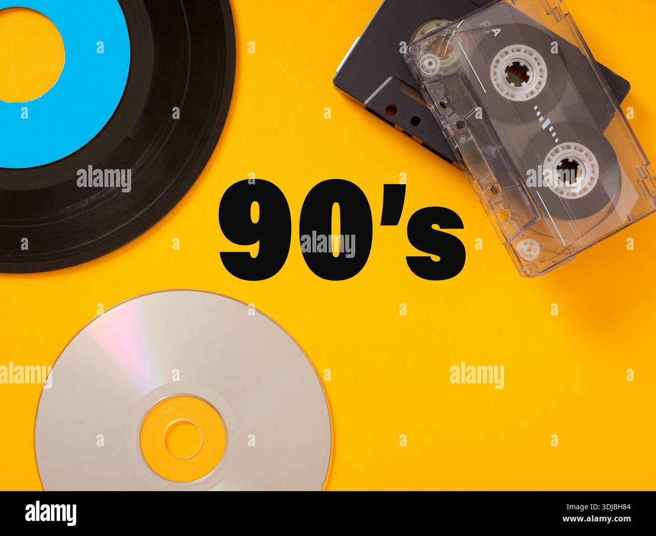 Dischi in vinile, cassette audio e CD che catturano la vivace scena musicale degli anni '90, il tutto su un vivace sfondo giallo Foto Stock
