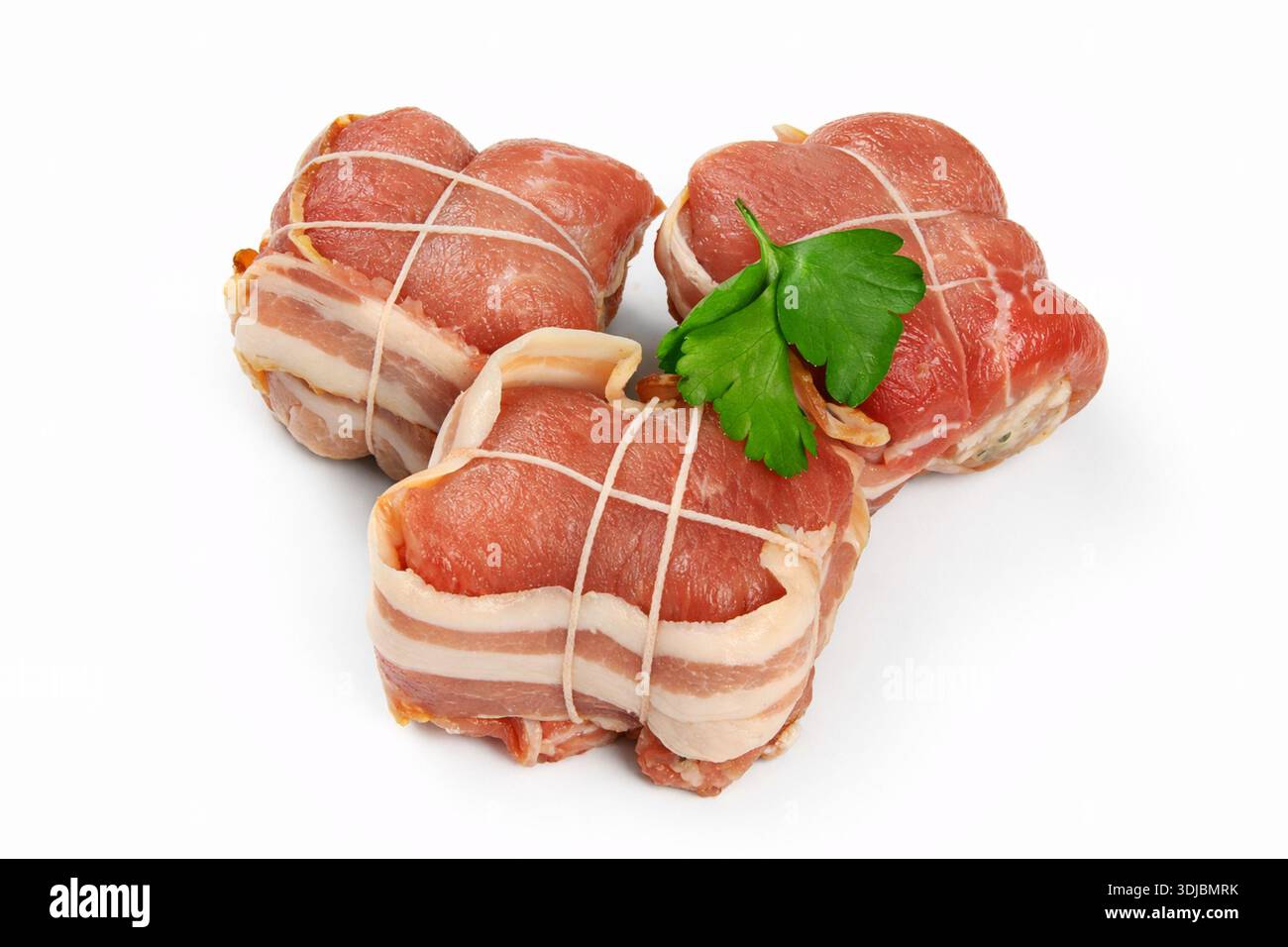 Paupiette di carne cruda legate con il filo su sfondo bianco Foto Stock