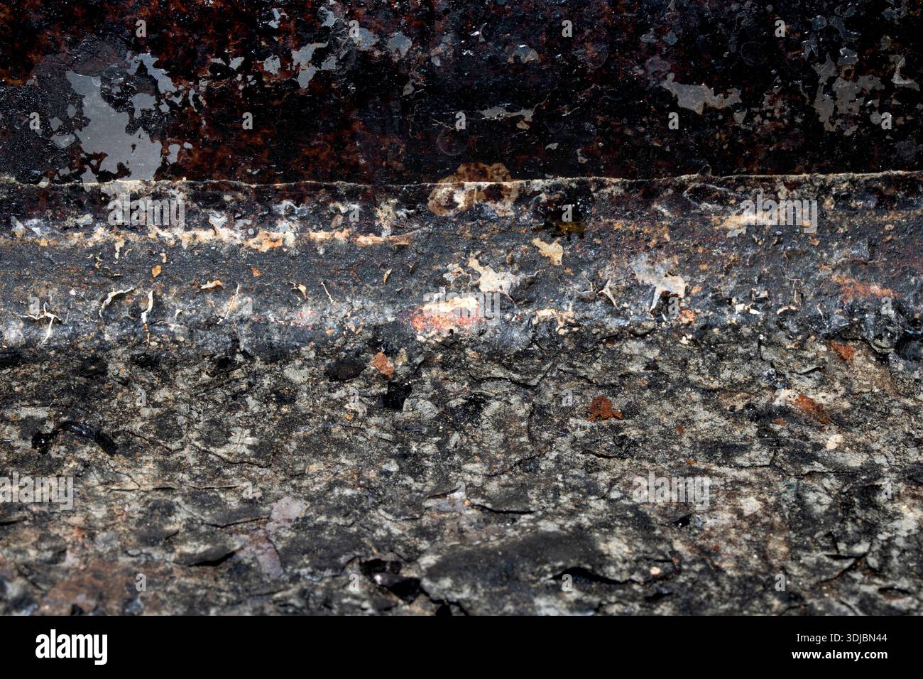 Vassoio di cottura molto arrugginito e bruciato, corroso da vicino Foto Stock
