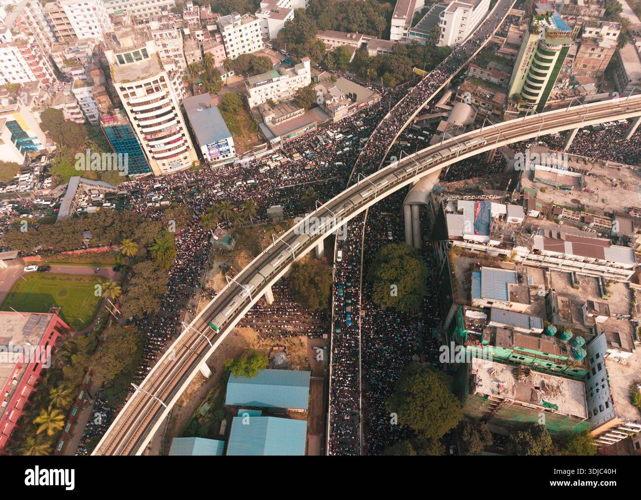 Dhaka, Bangladesh - 31 dicembre 2025: Vista aerea di un vivace raduno lungo le strade animate, giustapposto alle linee dure dell'arcaica moderna Foto Stock