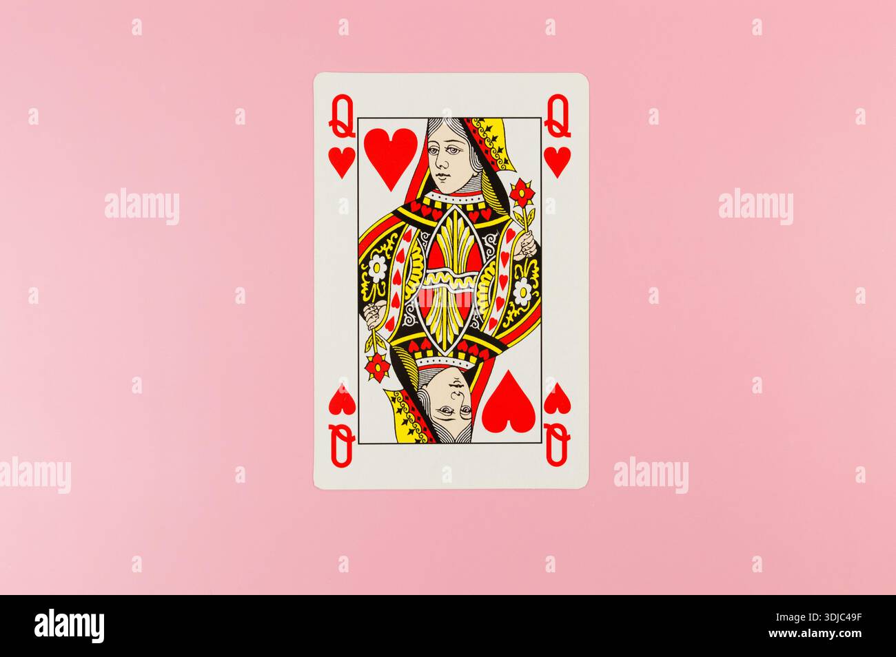 Vista dall'alto delle carte da gioco su sfondo rosa. Una carta da regina, gioco da tavolo, poker. Copia spazio, disposizione piatta. Foto Stock