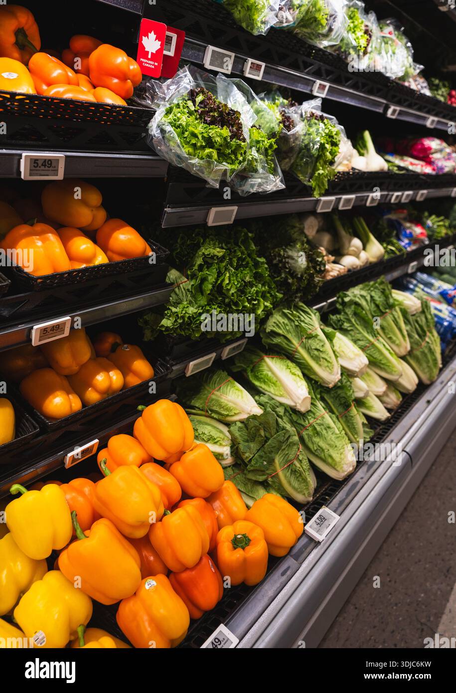 Primo piano di peperoni e lattughe sugli scaffali del negozio di alimentari. Foto Stock