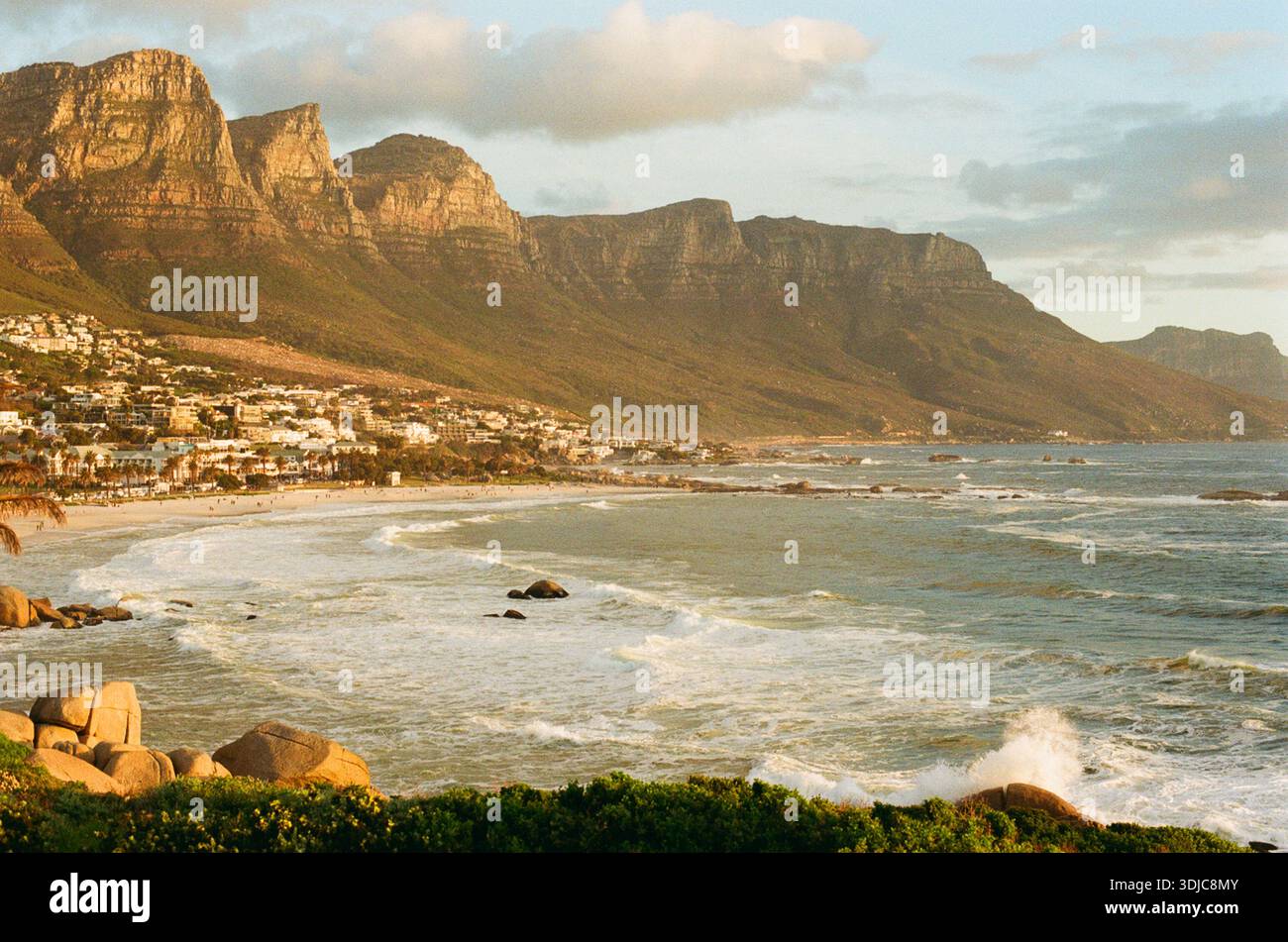 Vista al tramonto delle montagne e della spiaggia di Camps Bay, città del Capo Foto Stock