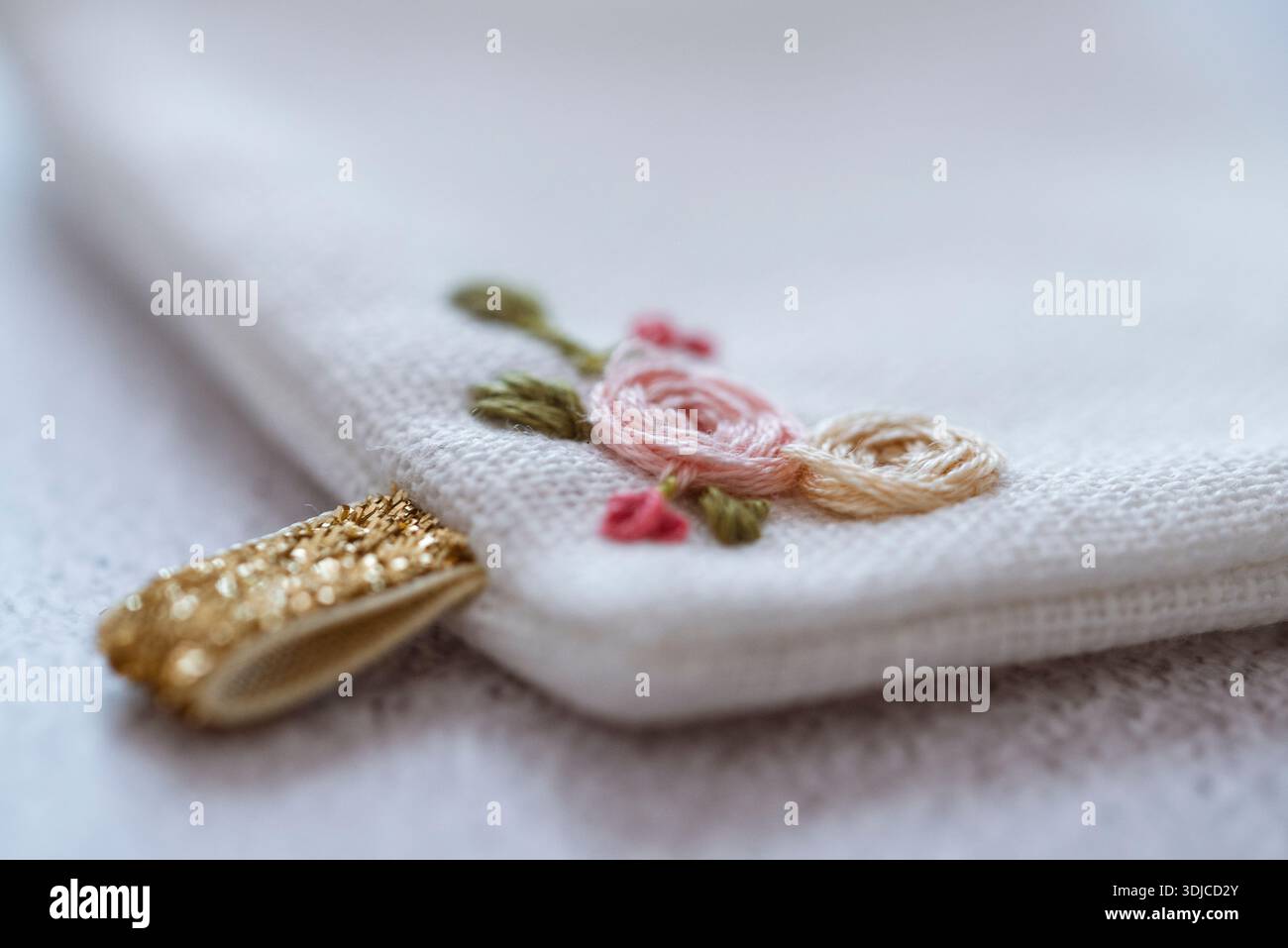 Primo piano di un motivo floreale ricamato su una borsa da sposa realizzata a mano Foto Stock
