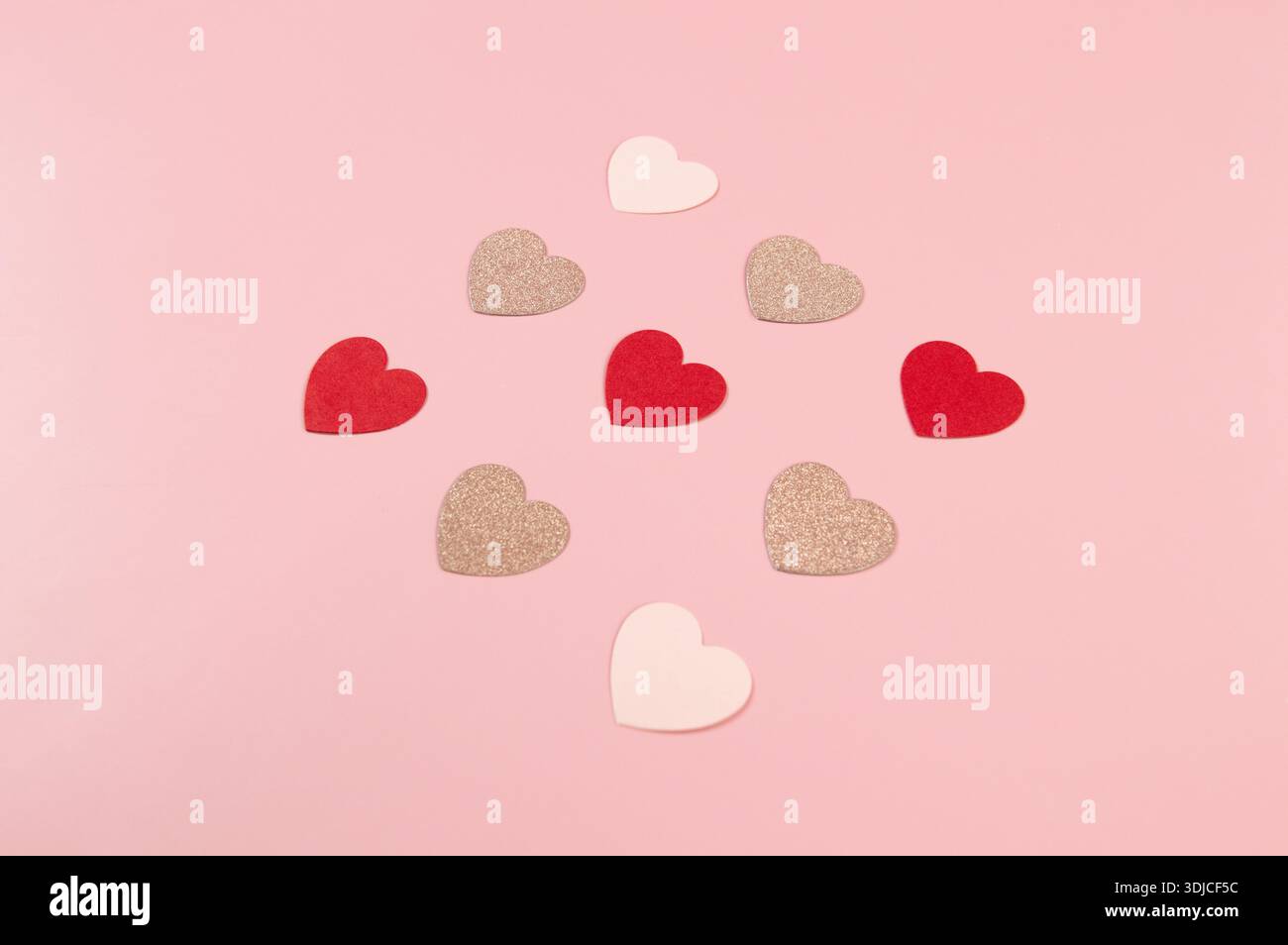 Buon San Valentino. Vista dall'alto dei cuori colorati su sfondo rosa. Cuori glitter rosa, cuori rossi, cuori rosa, amore carta da parati. Foto Stock
