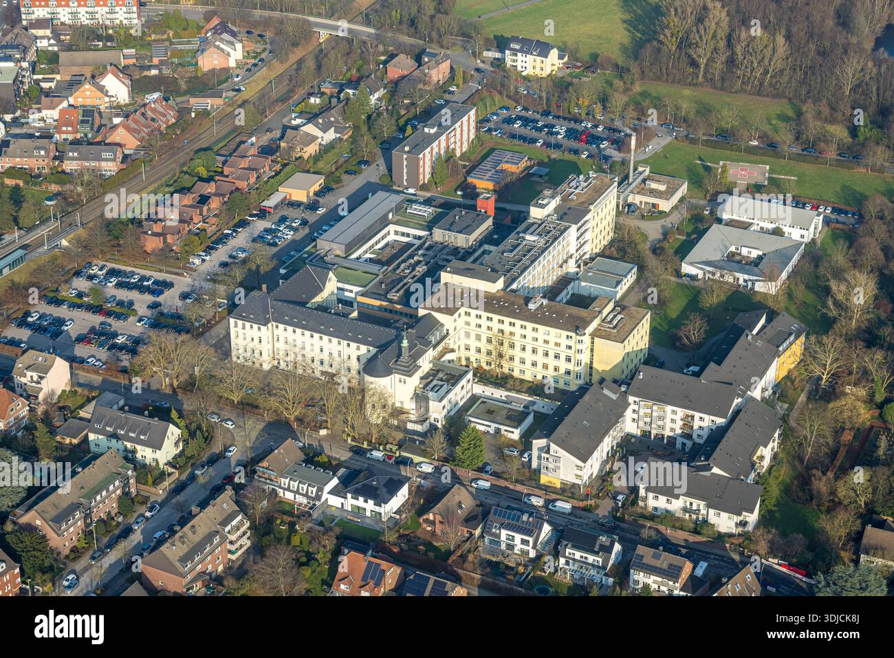 Luftbild, Helios St. Anna Klinik Duisburg, Malteser Hospizzentrum St. Raphael, Malteserstift St.Hedwig Duisburg, Huckingen, Duisburg, Ruhrgebiet, Nordrhein-Westfalen, Deutschland ACHTUNGxMINDESTHONORARx60xEURO *** Vista aerea, Helios St Anna Klinik Duisburg, Malteser Hospizzentrum St Raphael, Malteserstift St Hedwig Duisburg, Huckingen, Duisburg, zona della Ruhr, Renania settentrionale-Vestfalia, Germania ACHTUNGxMINDESTHONORARx60xEURO Foto Stock