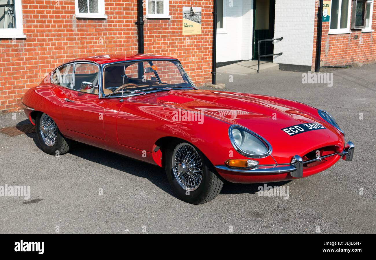 Tre quarti Vista frontale di una Jaguar e-Type rossa del 1965, esposta al Brooklands Motorsport Day del 2025 Foto Stock