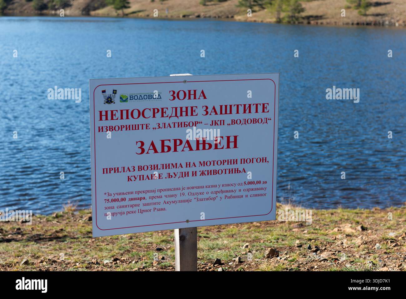 Cantate sulla riva del lago Ribnicko a Zlatibor, veicoli a motore ad accesso vietato, bagni per persone e animali nel lago artificiale, fonte di wat potabile Foto Stock