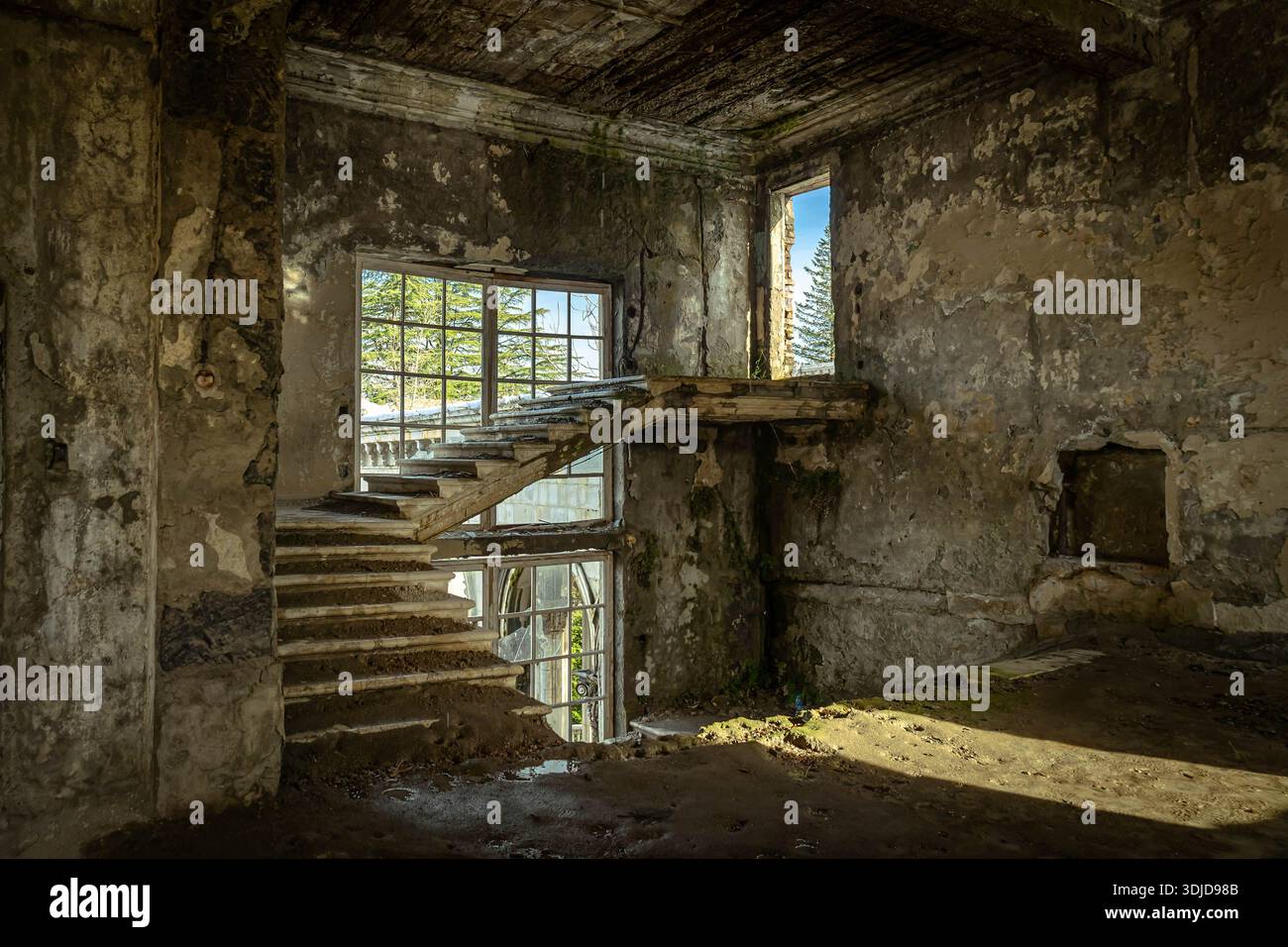 Scale di sanatorio abbandonate a Tskaltubo, Georgia. Pareti decadenti, scalini rotti e luce solare creano un'atmosfera nostalgica e post-apocalittica di urban e Foto Stock