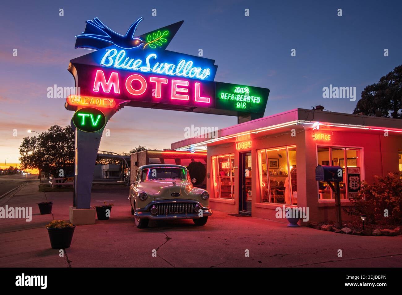 Luci al neon d'epoca al tramonto lungo la storica Route 66 al Blue Swallow Motel di Tucumcari, New Mexico Foto Stock