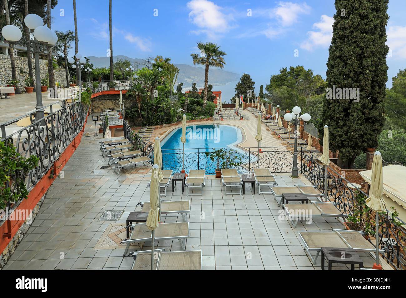 La piscina e i lettini dell'Hotel Ariston, Taormina, Sicilia, Italia, Europa Foto Stock