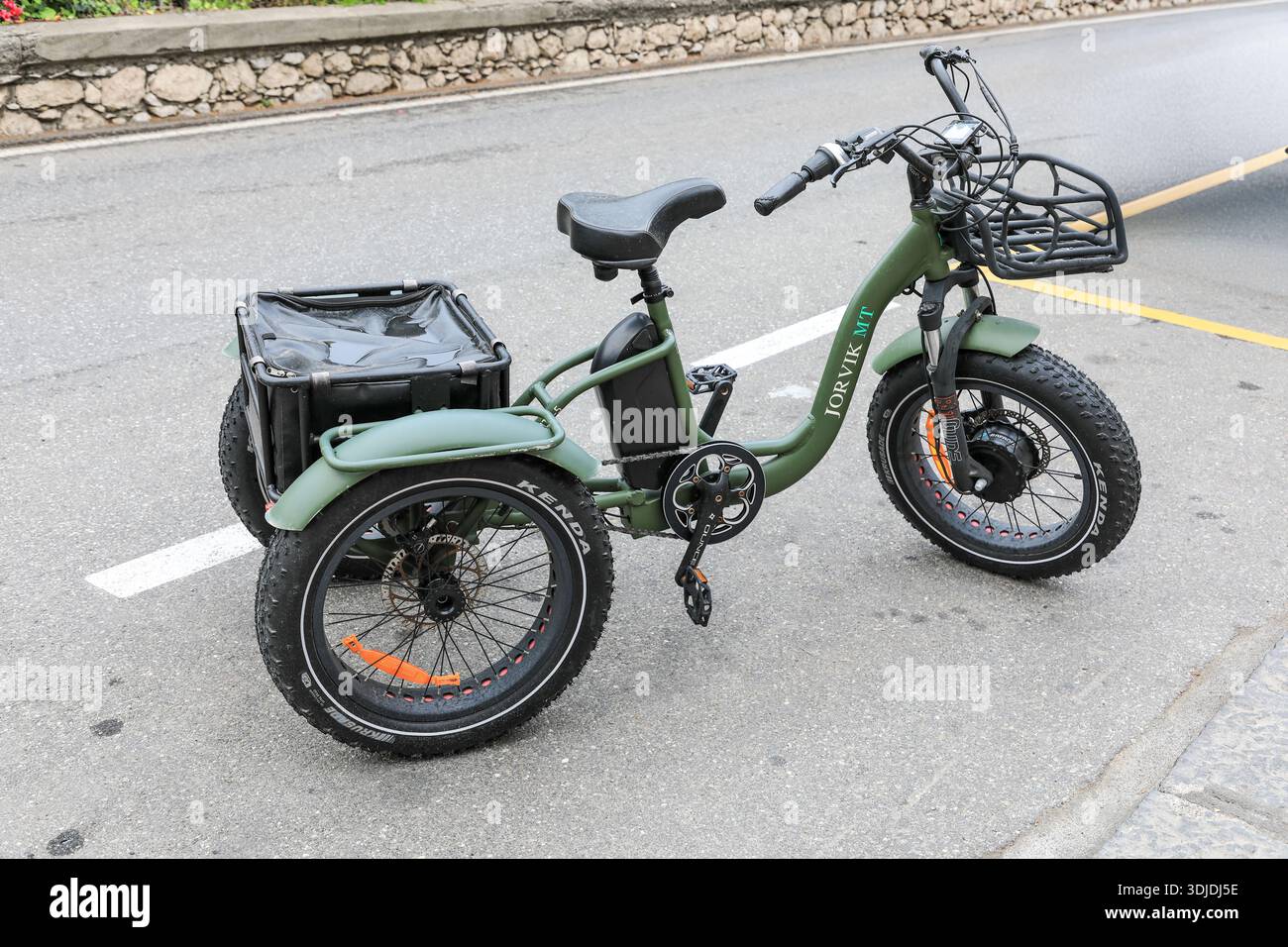 A Jorvik Low Step Through Electric Mountain Trike JMT6 (250 W), Inghilterra, Regno Unito Foto Stock