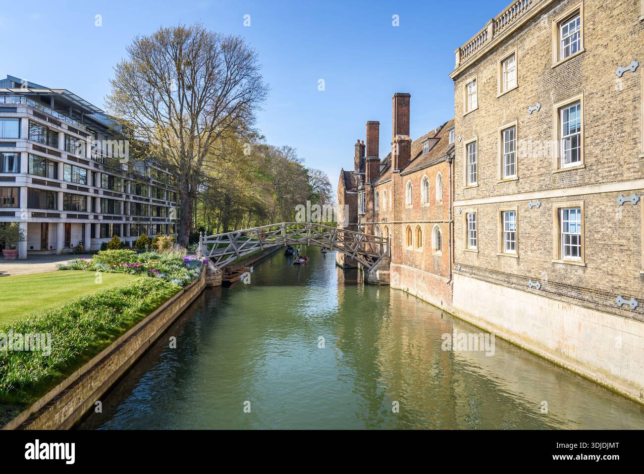 Vista del ponte matematico che attraversa il fiume Cam al Queens College di Cambridge in un giorno di primavera di sole Foto Stock