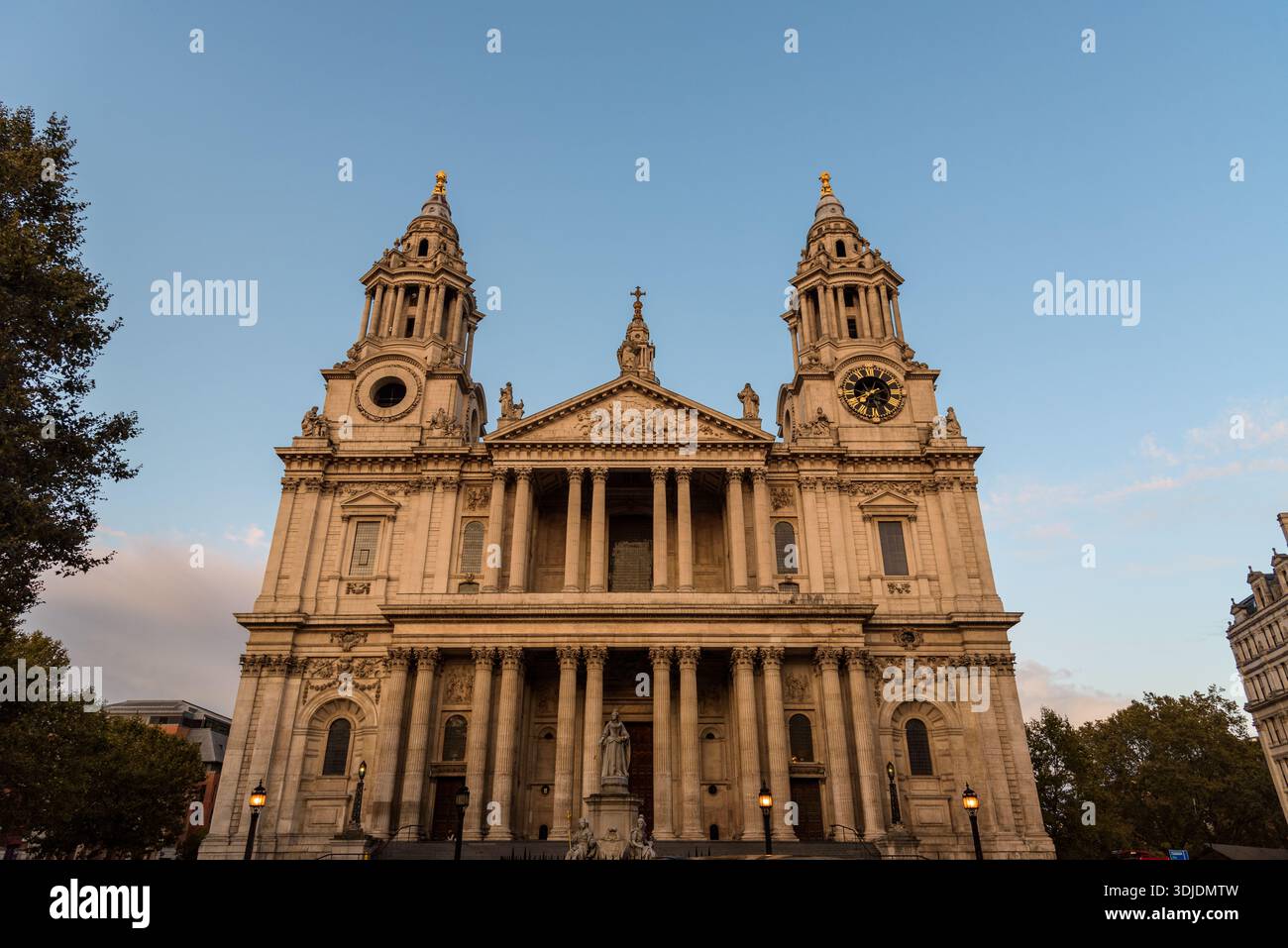 Una foto a livello di occhio della Cattedrale di St Paul, un importante monumento di Londra, che mostra la sua grandezza architettonica sotto un cielo crepuscolo. L'edificio iconico Foto Stock