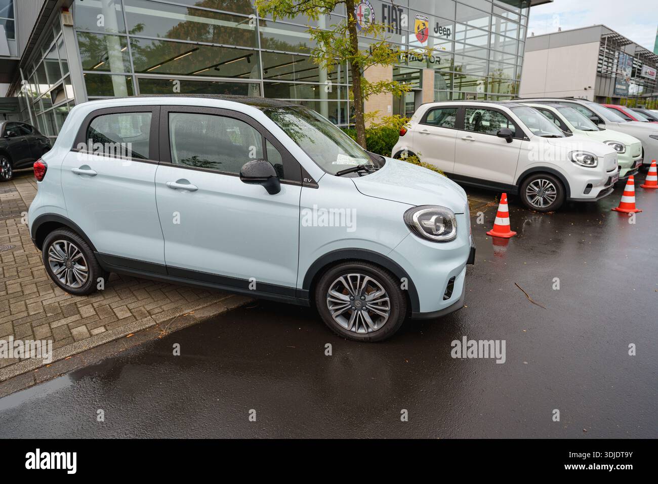 Auto Leapmotor T03 parcheggiate all'esterno dell'edificio della concessionaria Foto Stock