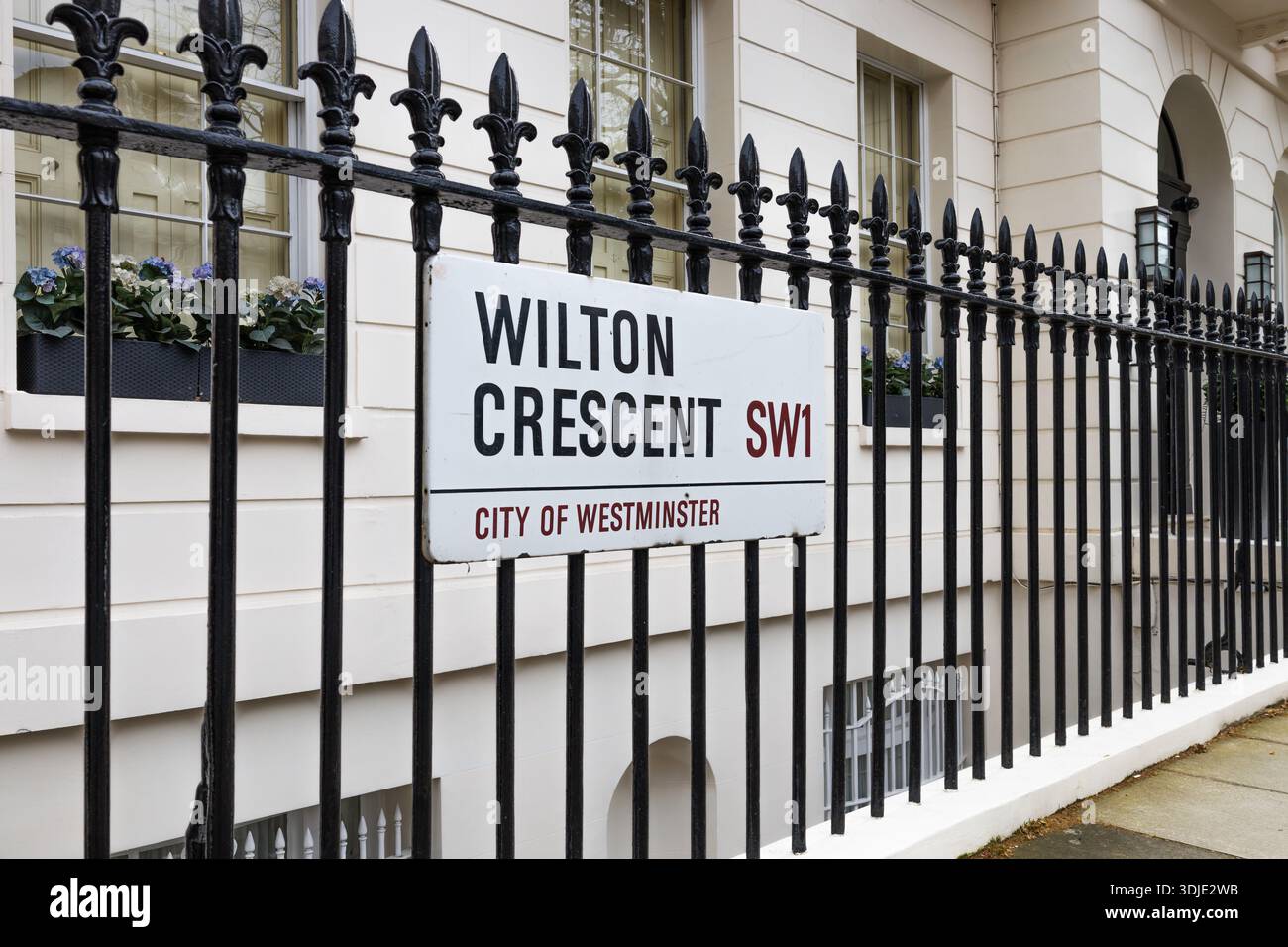 Wilton Crescent Street Sign on Black Metal Fence London SW1 Foto Stock
