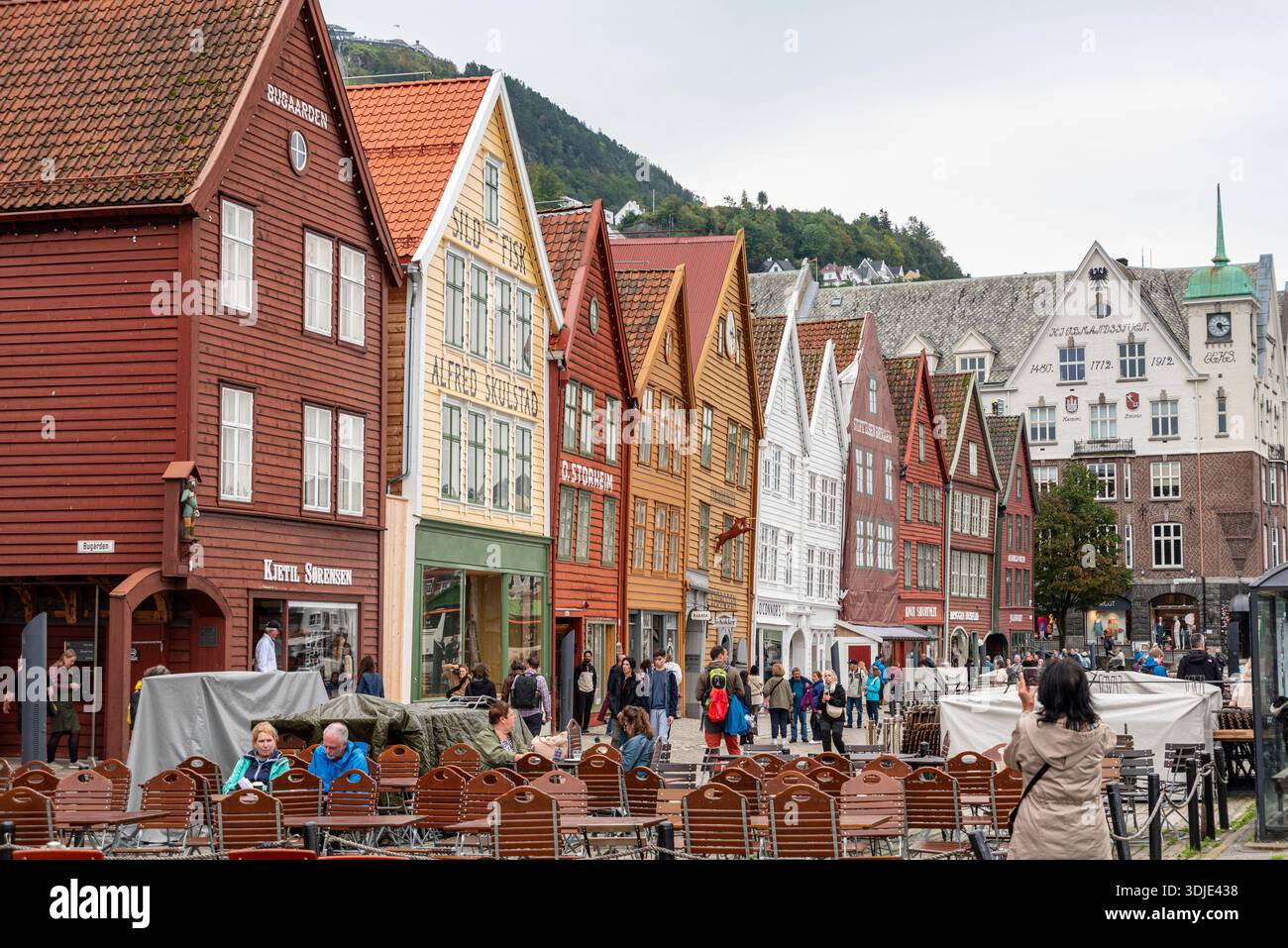 Bergen, Norvegia - 30 agosto 2025 - famose case nell'ex distretto commerciale anseatico di Bryggen a Bergen, Norvegia Foto Stock