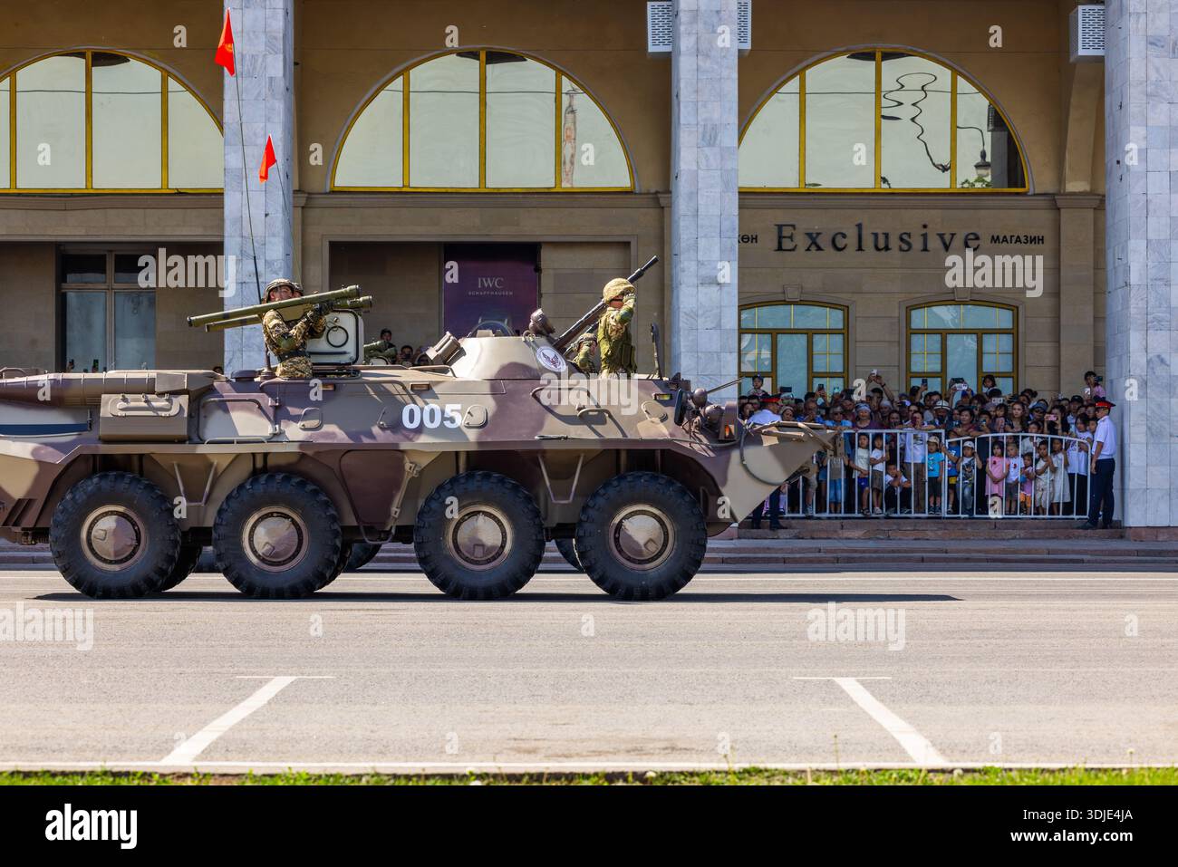 Soldati kirghisi con MANPADS SA-18 Grouse sull'APC BTR-80 durante la parata di vittoria a Bishkek, Kirghizistan - 8 maggio 2025 Foto Stock