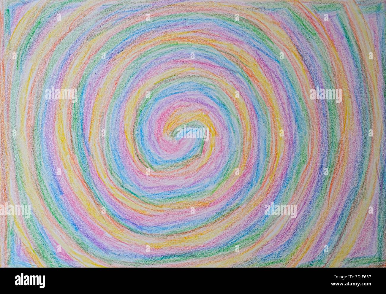 Primo piano sopra la testa di una spirale a matita multicolore su carta bianca; grana visibile e tratti cerati a strati; luce soffusa per interni con una leggera ombra sui bordi. Foto Stock