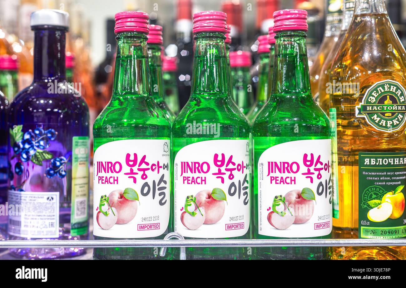 Samara, Russia - 9 febbraio 2025: Bottiglie di pesca Soju Jinro sullo scaffale del supermercato. Il soju è una bevanda alcolica tradizionale coreana a base di riso, Foto Stock