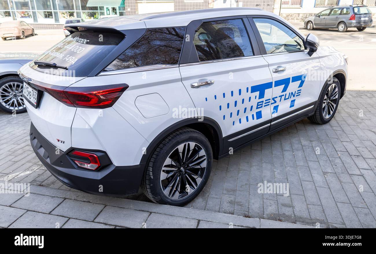 Samara, Russia - 5 aprile 2025: Nuovo modello di veicolo Bestune T77 accanto allo showroom del concessionario ufficiale Foto Stock