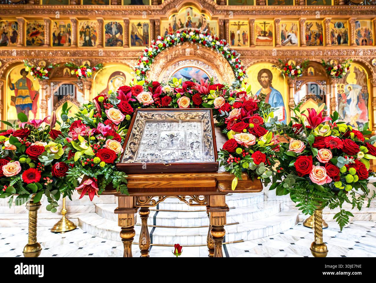 Samara, Russia - 20 aprile 2025: Antica icona di fronte all'altare in una chiesa ortodossa. Chiesa della Resurrezione nella Santa Resurrezione Monaste Foto Stock