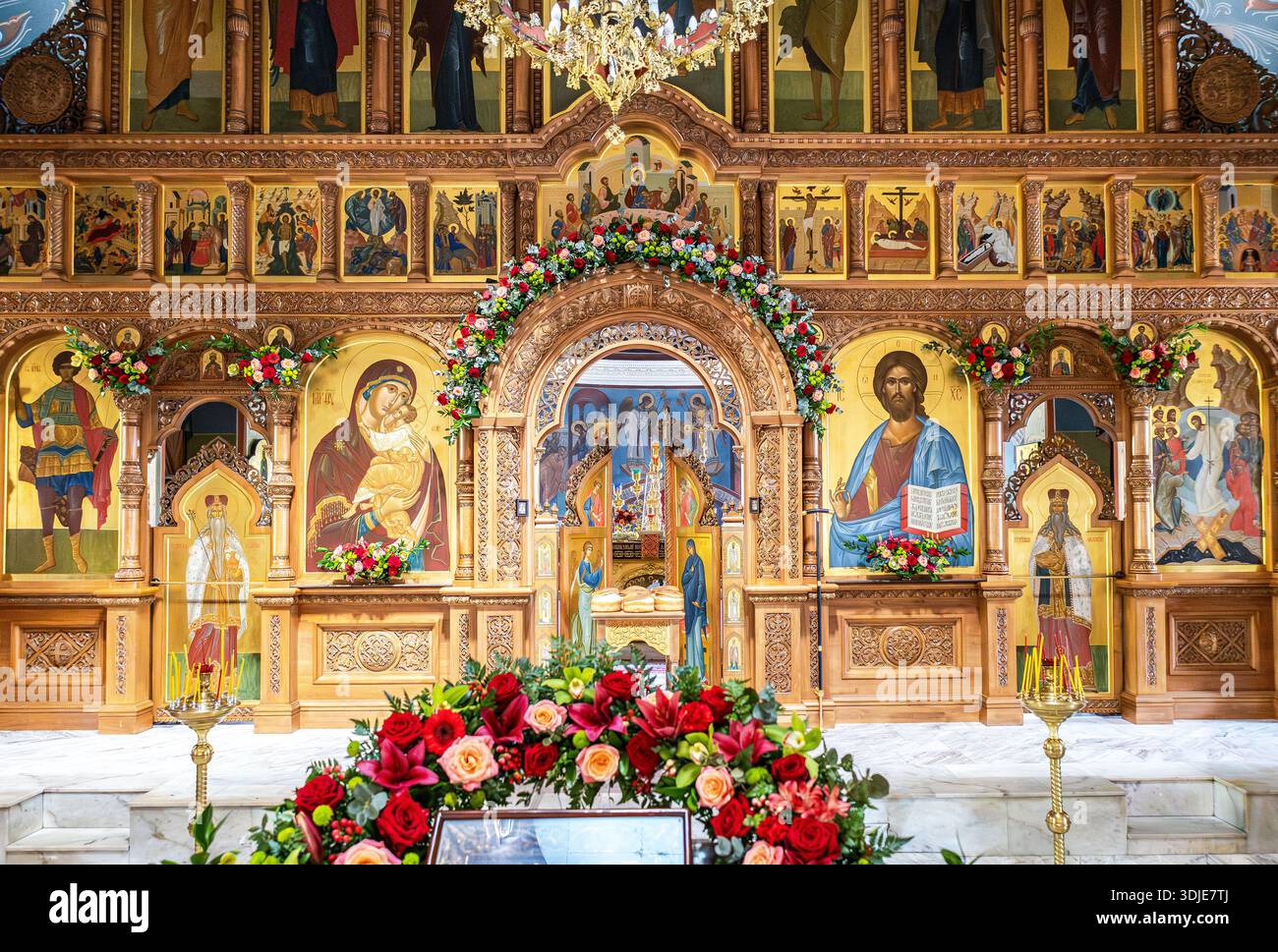 Samara, Russia - 20 aprile 2025: Chiesa interna della Resurrezione nel Monastero della Santa Resurrezione. Paschal Artos (pane pasquale) di fronte all'aperto Foto Stock