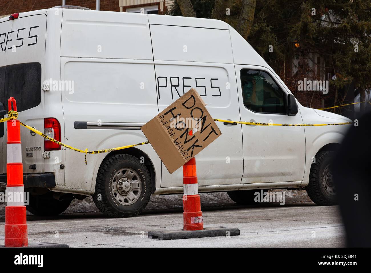 Minneapolis, Minnesota, USA – 15 gennaio 2026: Un furgone stampa al memoriale dove la sparatoria fatale di Renee Good da parte di un agente DEL GHIACCIO. Foto Stock
