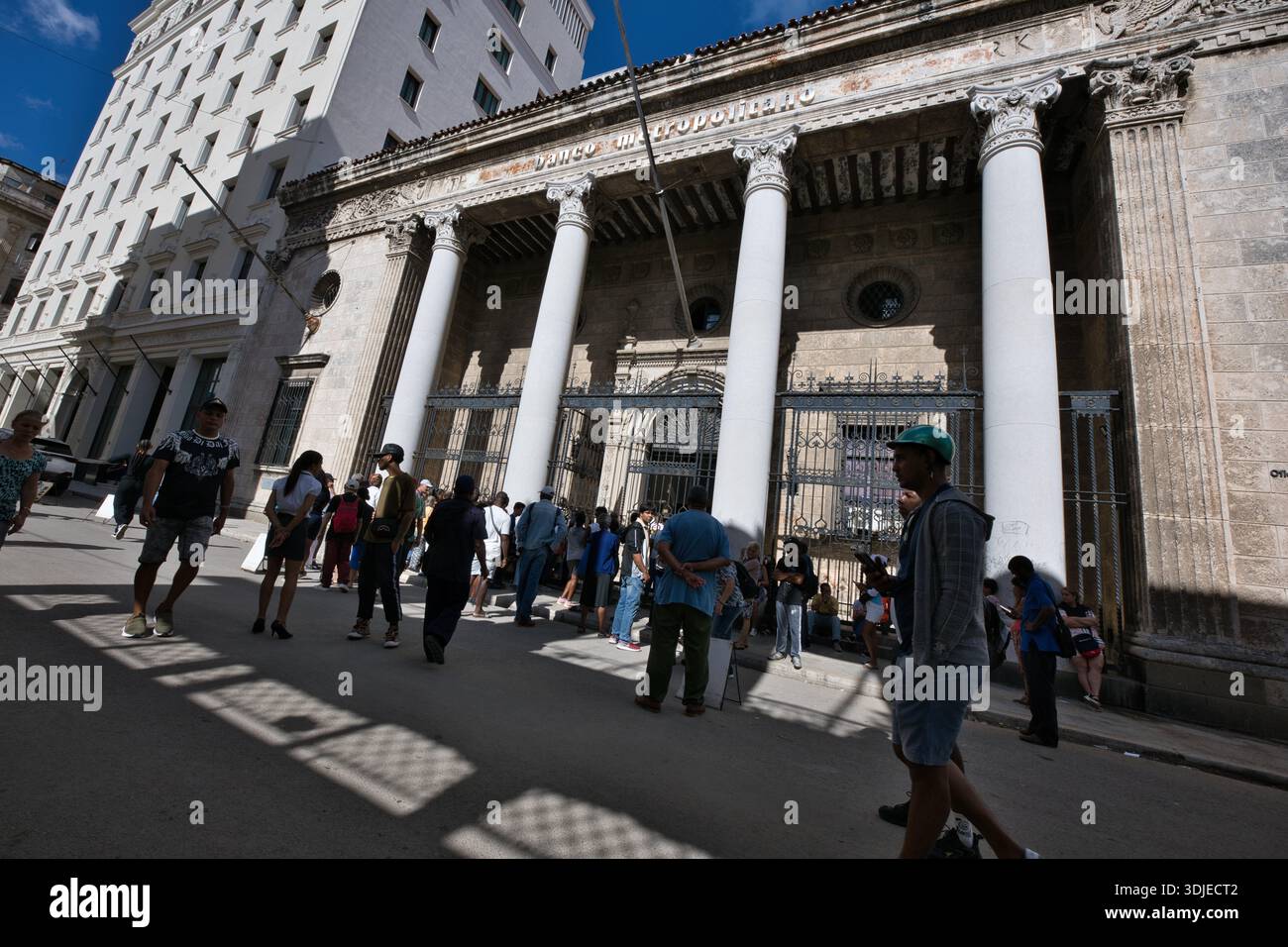 Raduno pubblico fuori dal Banco Metropolitano a l'Avana Foto Stock