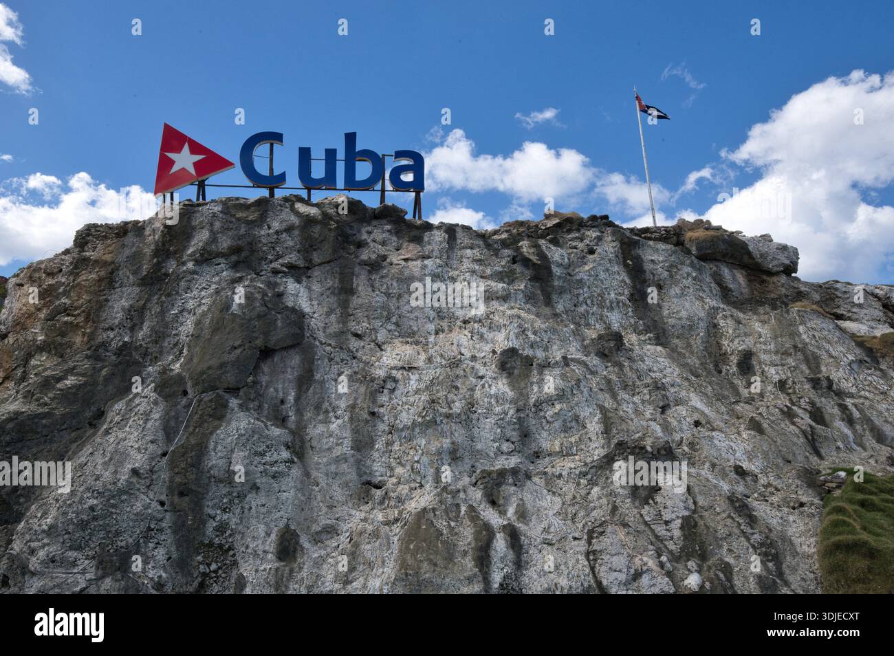 Bandiera cubana e simbolismo nazionale su Havana Cliffsid Foto Stock