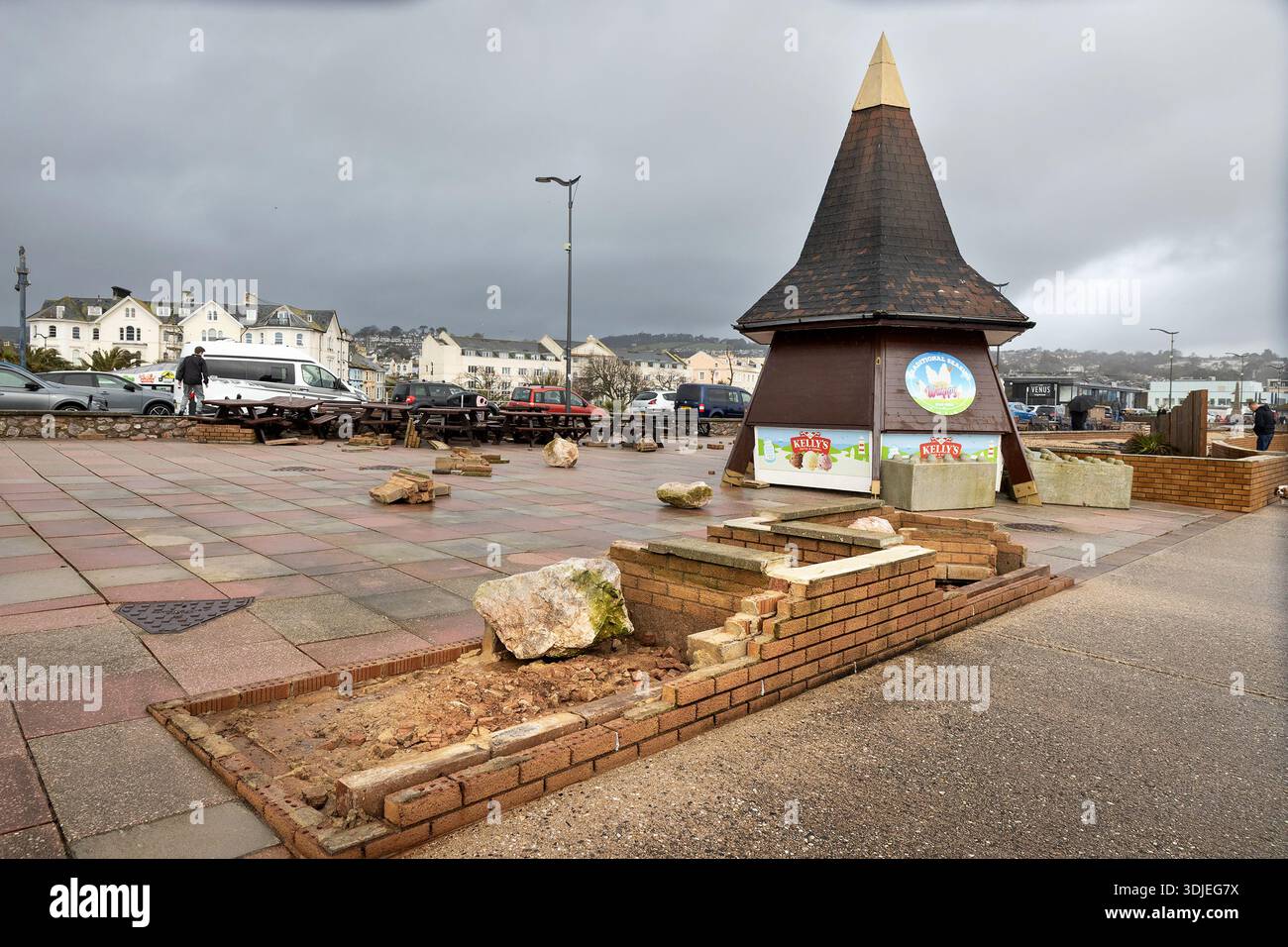 I danni alla costa di Teignmouth, Devon, causati dalla tempesta Ingrid, colpiscono il sud-ovest del Regno Unito. Foto Stock