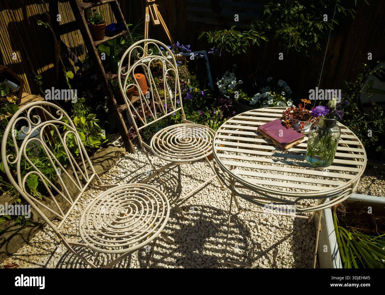 Tavoli e sedie da giardino decorati in estate. Foto Stock